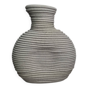 Vase brutaliste en ciment