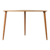 Table d'appoint élégante des années 1960 avec silhouette triangulaire, en bois de teck.