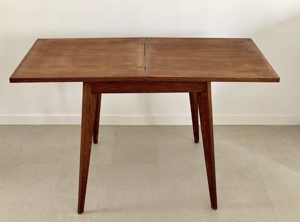 Table porte-feuille avec pieds compas