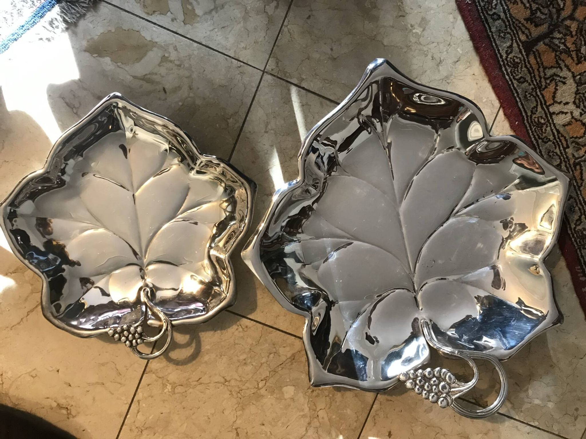 2 plats en forme de feuilles de vigne en métal argenté