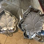 2 plats en forme de feuilles de vigne en métal argenté