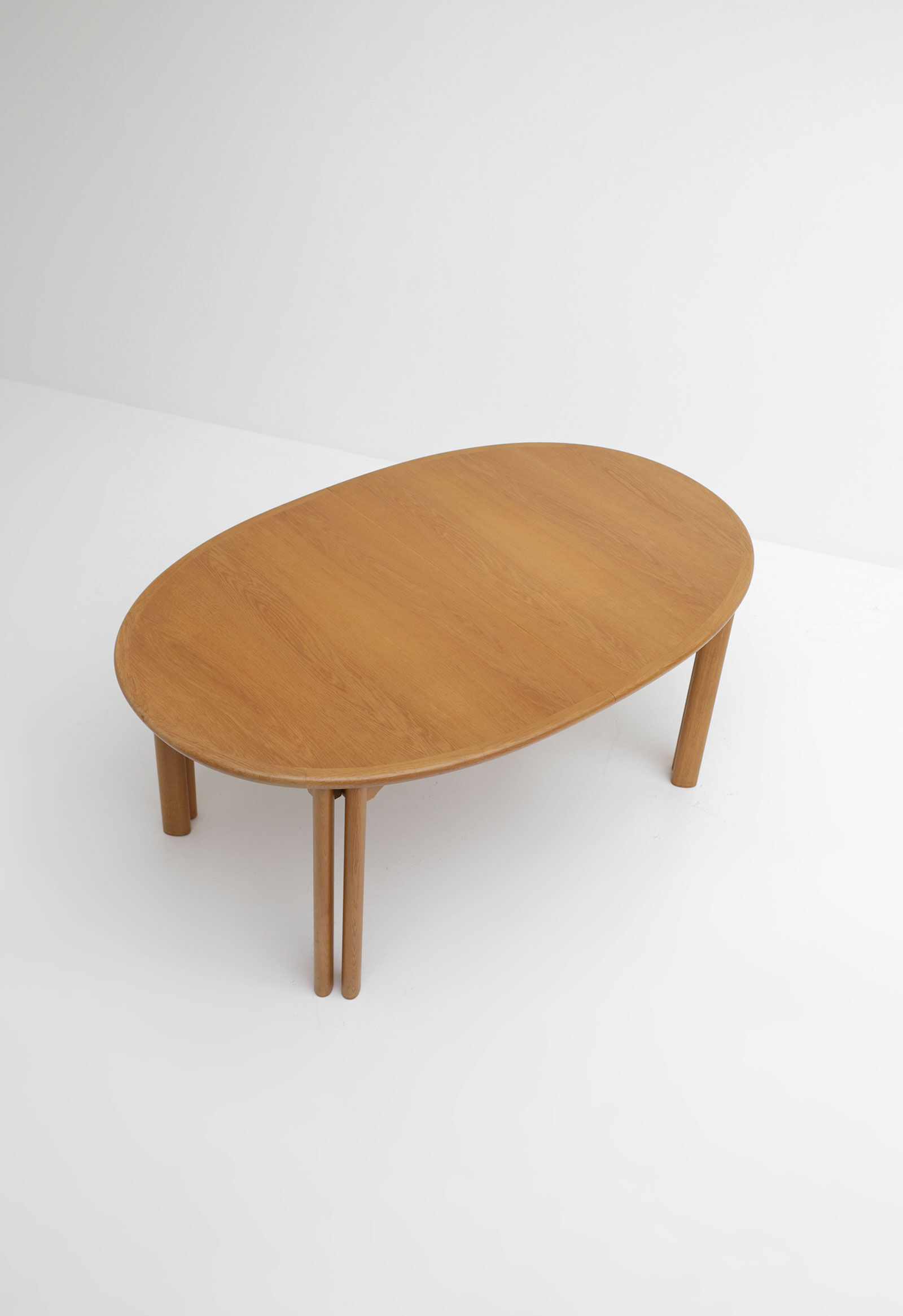 Extendable dining table by Van Den Berghe pauvers