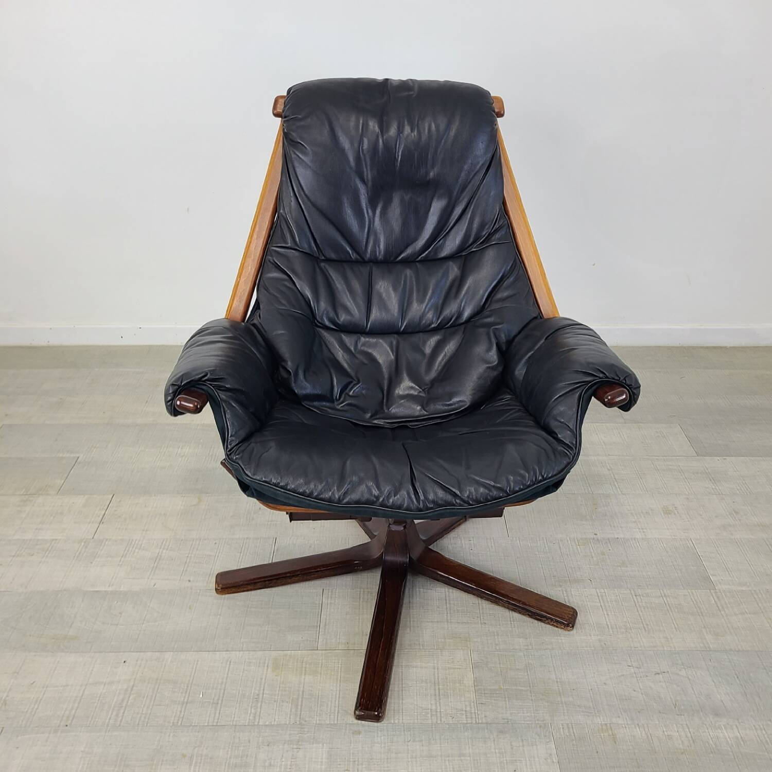 Fauteuil design scandinave cuir teck vintage Gote Mobler