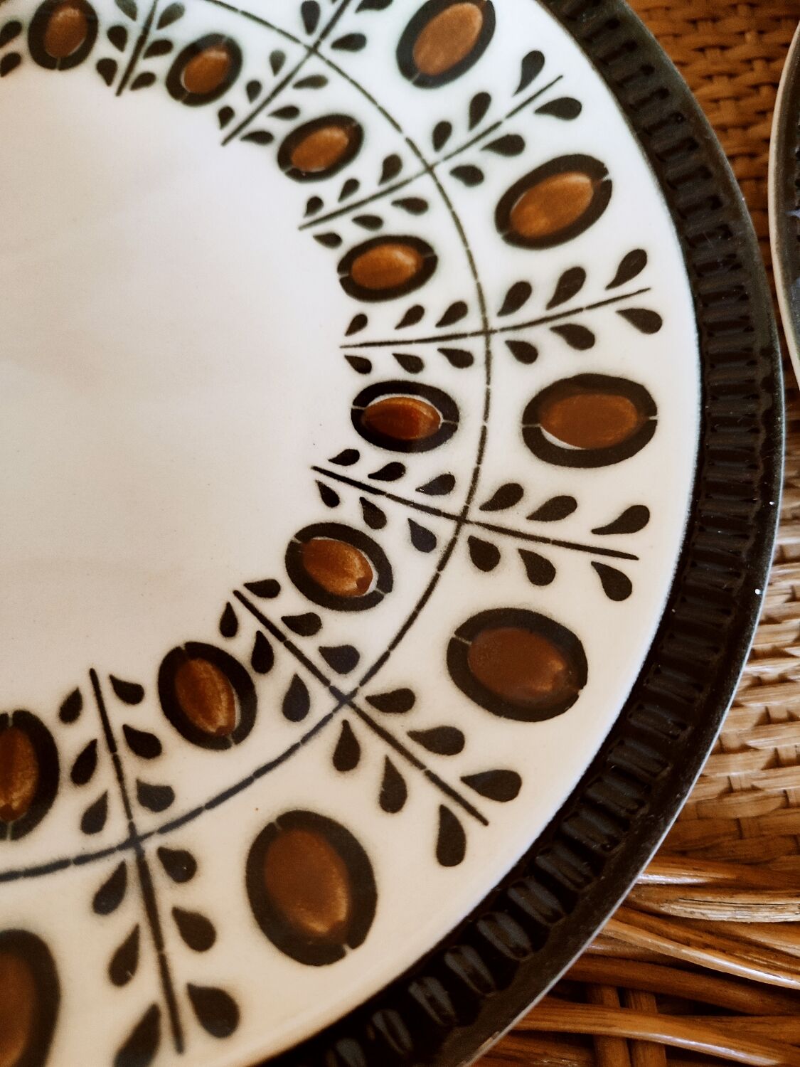 6 walnut model flat plates by Boch