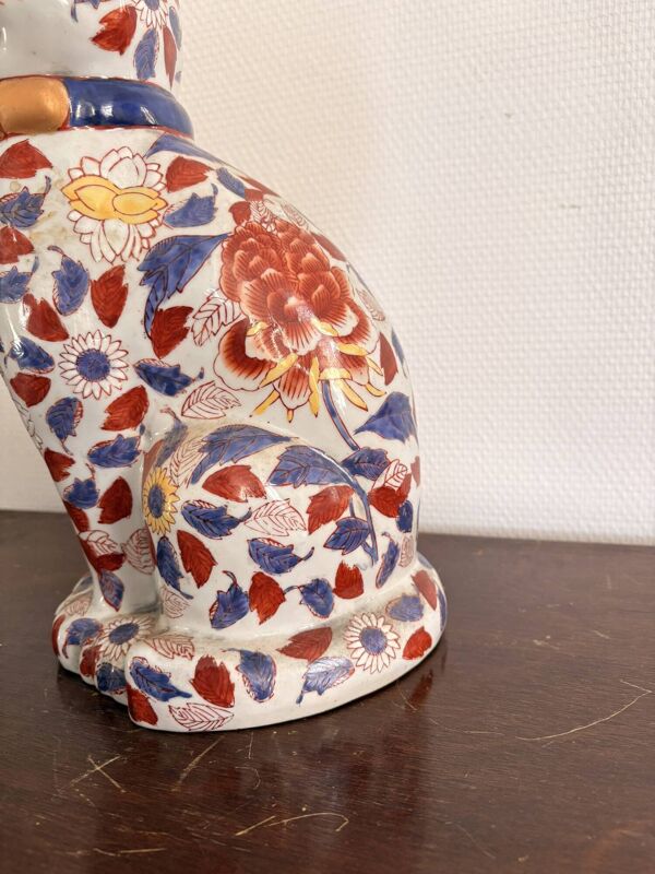 Sculpture chat famille verte en porcelaine de Chine décor pivoine, Japon