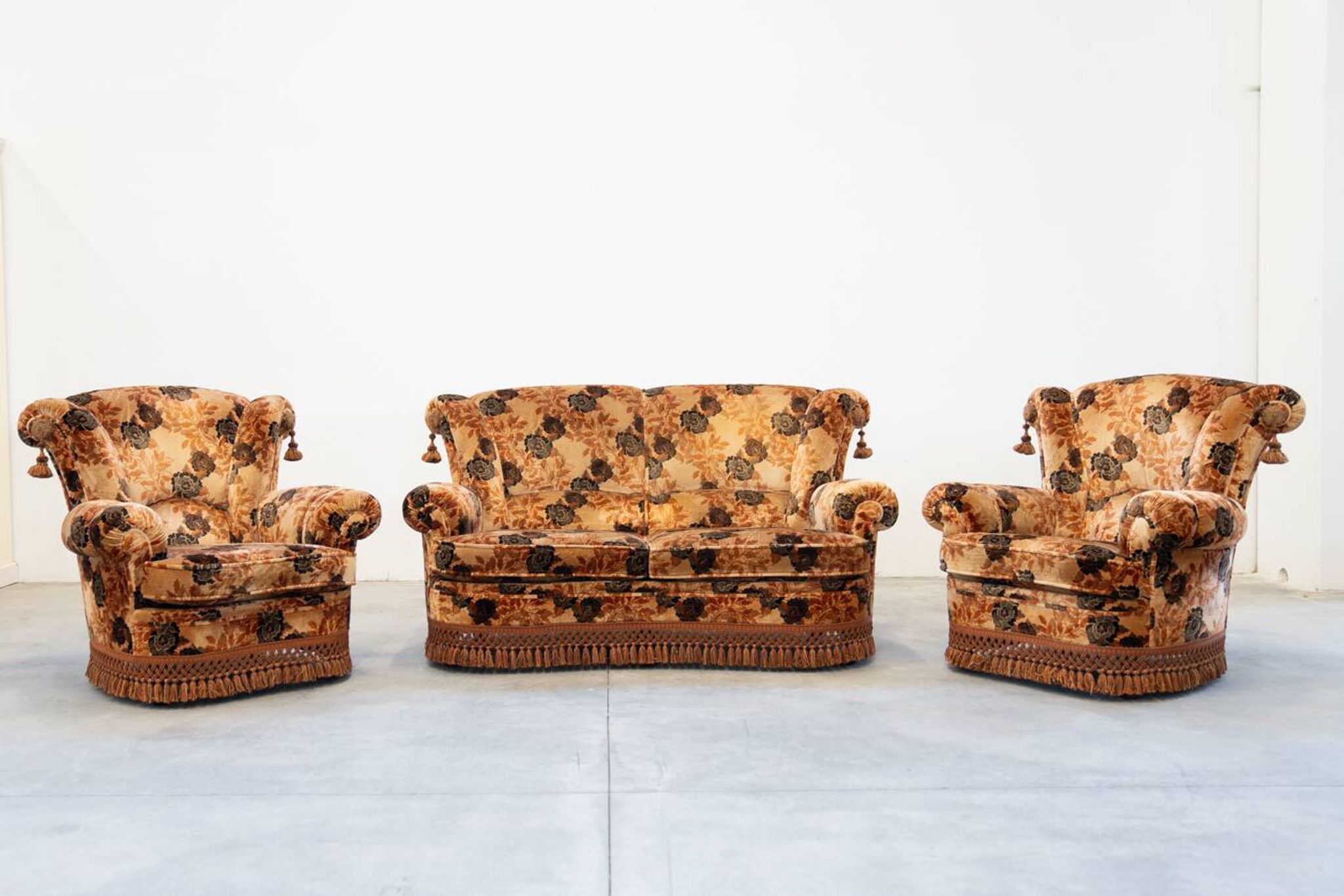 Living room composed of a 3-seater sofa and 2 armchairs, baroque style from the 1970s.