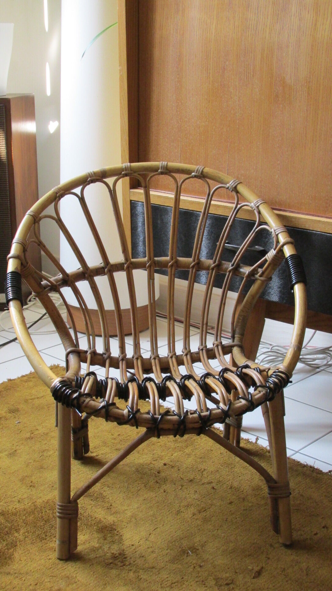 Fauteuil en rotin et scoubidou