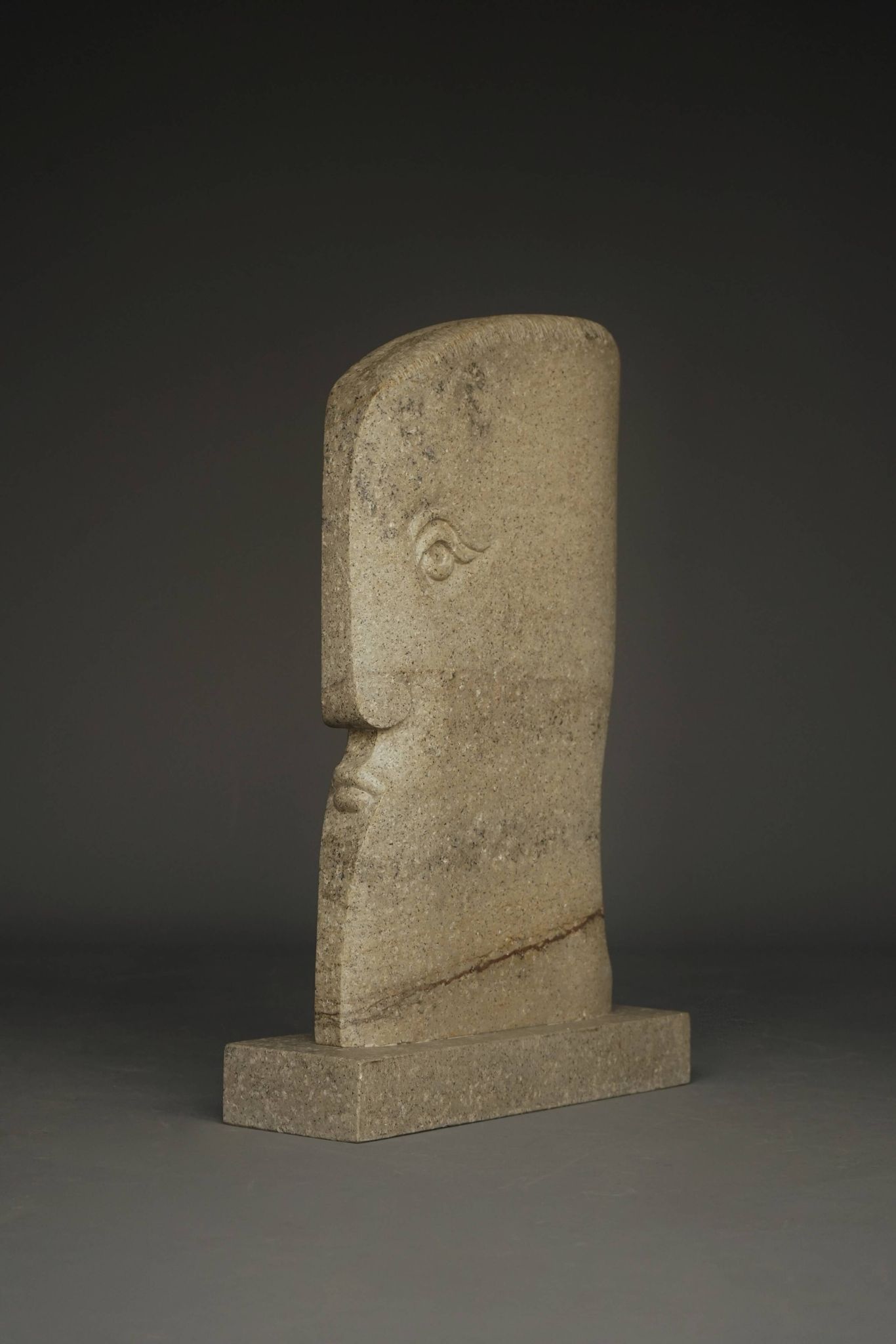 Sculpture monumentale de tête stylisée. Années 1970.