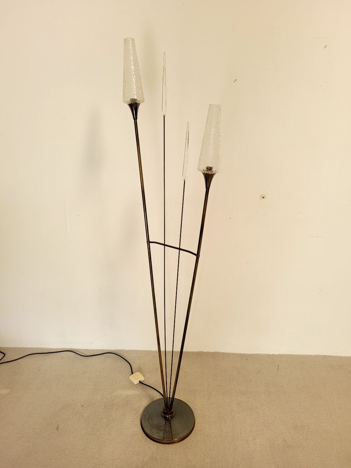 Lampadaire roseaux vintage Arlus en laiton patiné et verre années  60