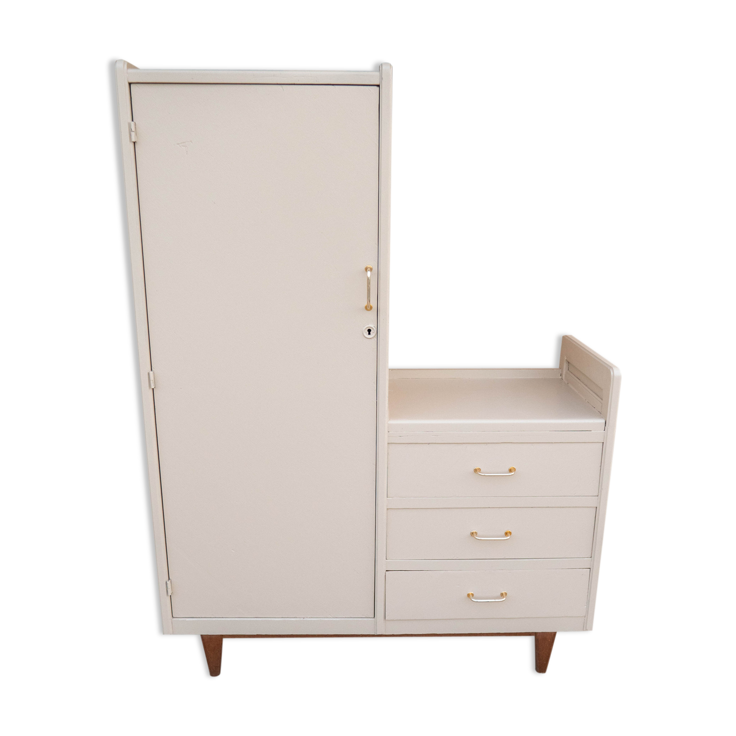 Asymmetrical cabinet