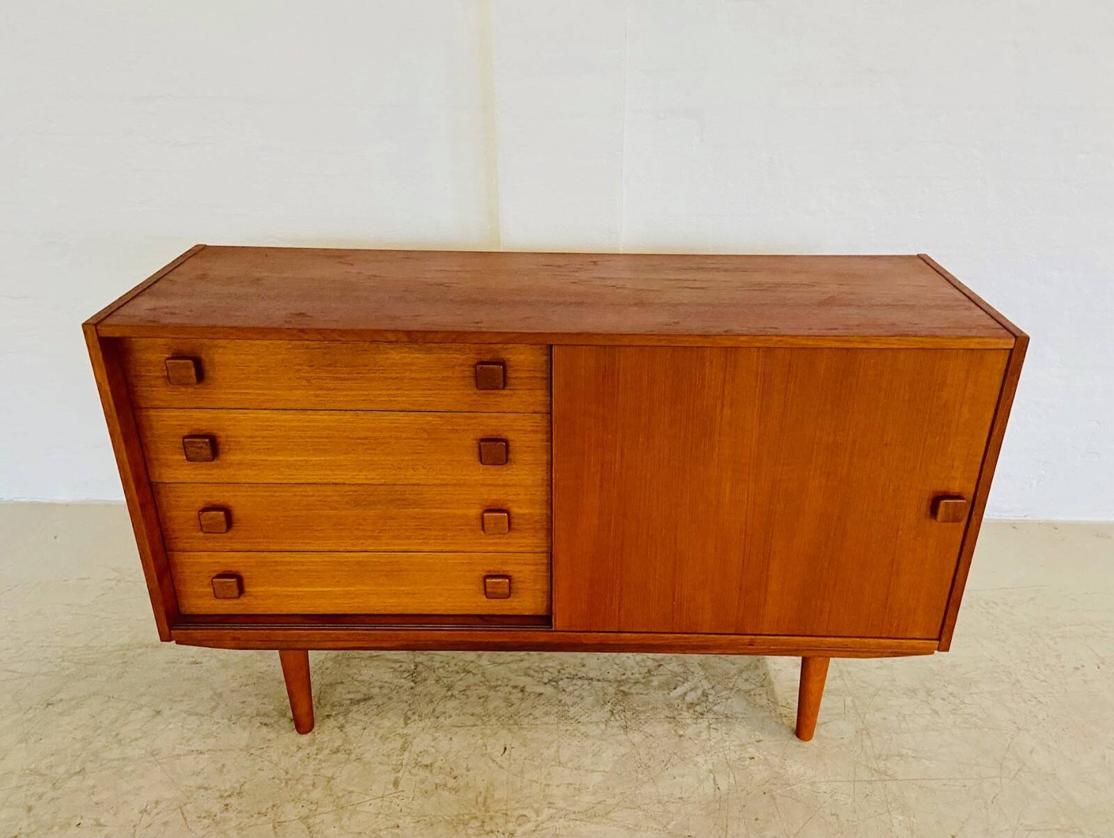 Buffet danois rétro vintage en teck du milieu du siècle par Domino Møbler