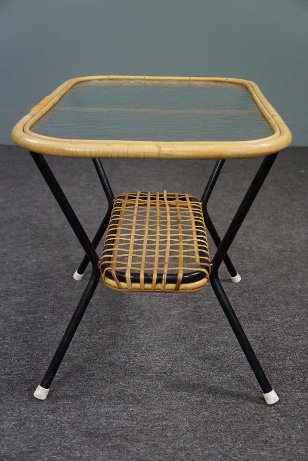 Table basse vintage en rotin Dutch Design avec plateau en verre nuage 1960