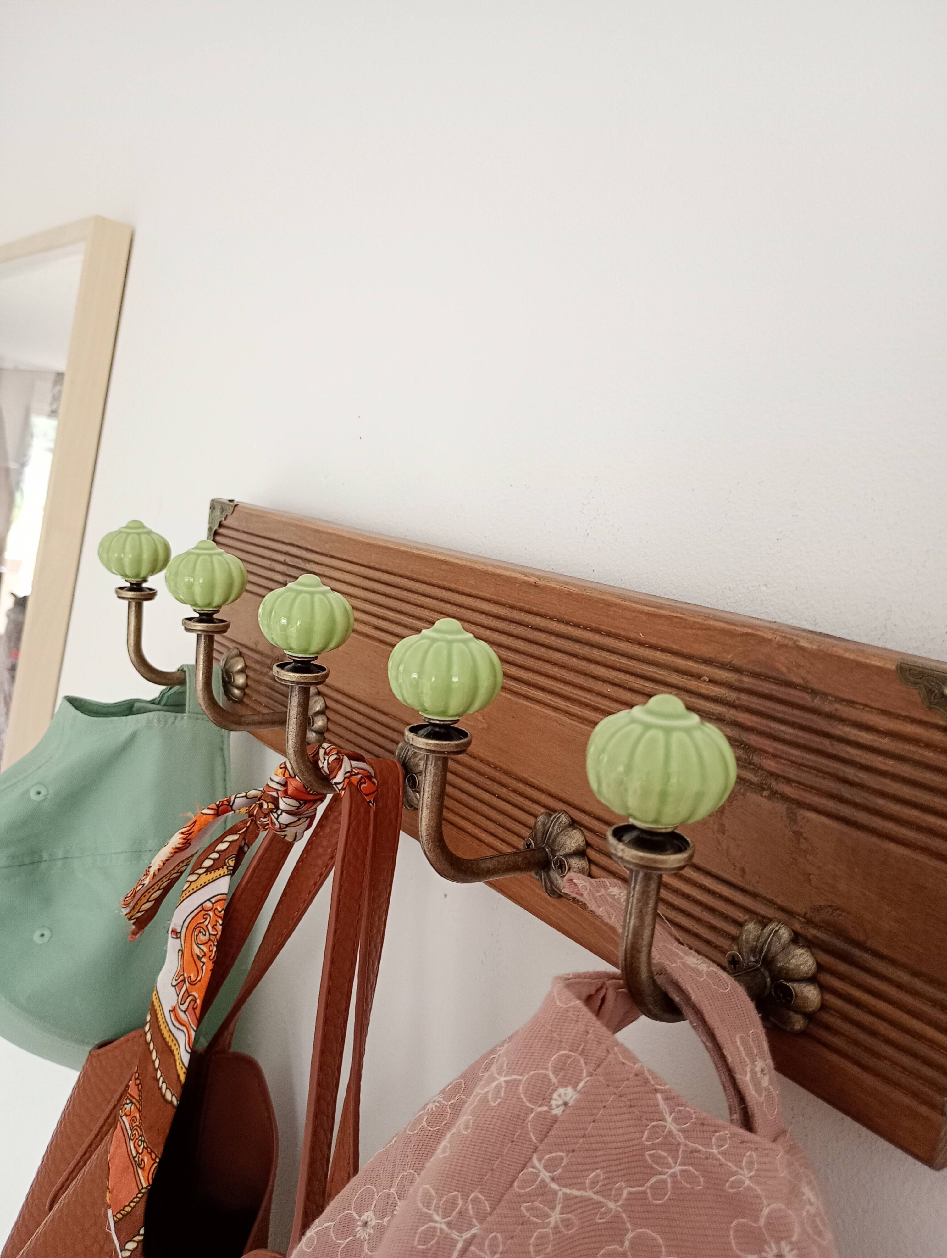 Wall-mounted coat rack in wood and sage green ceramic – 5 hooks – 50 cm