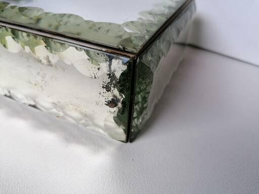 Bevelled mirror box