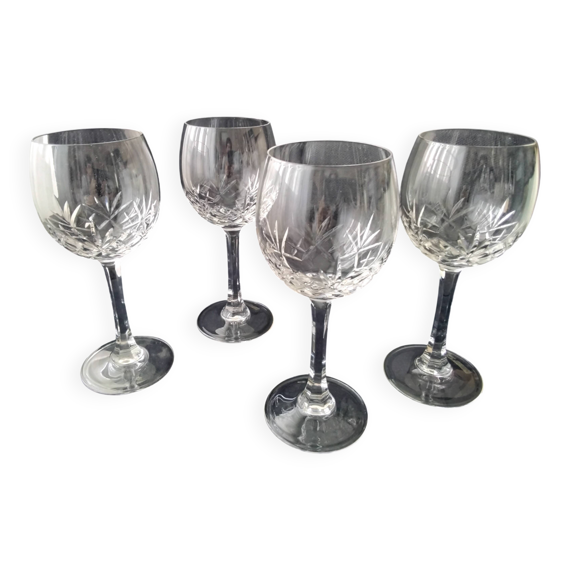 4 Grands verres à vin cristal  taillé