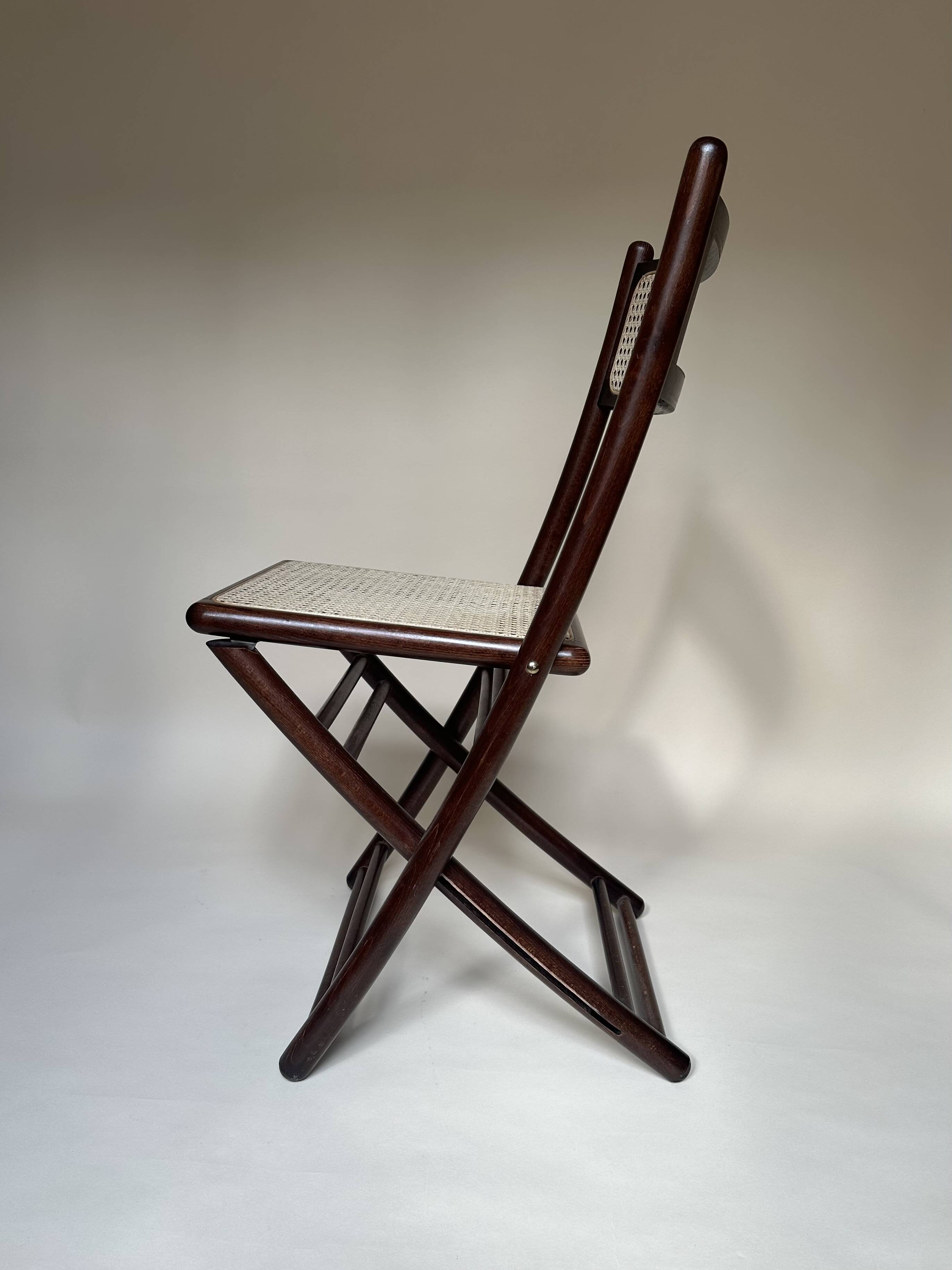 Set de quatre chaises pliantes en bois et cannage