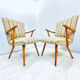 Une paire de chaises vintage avec des rayures