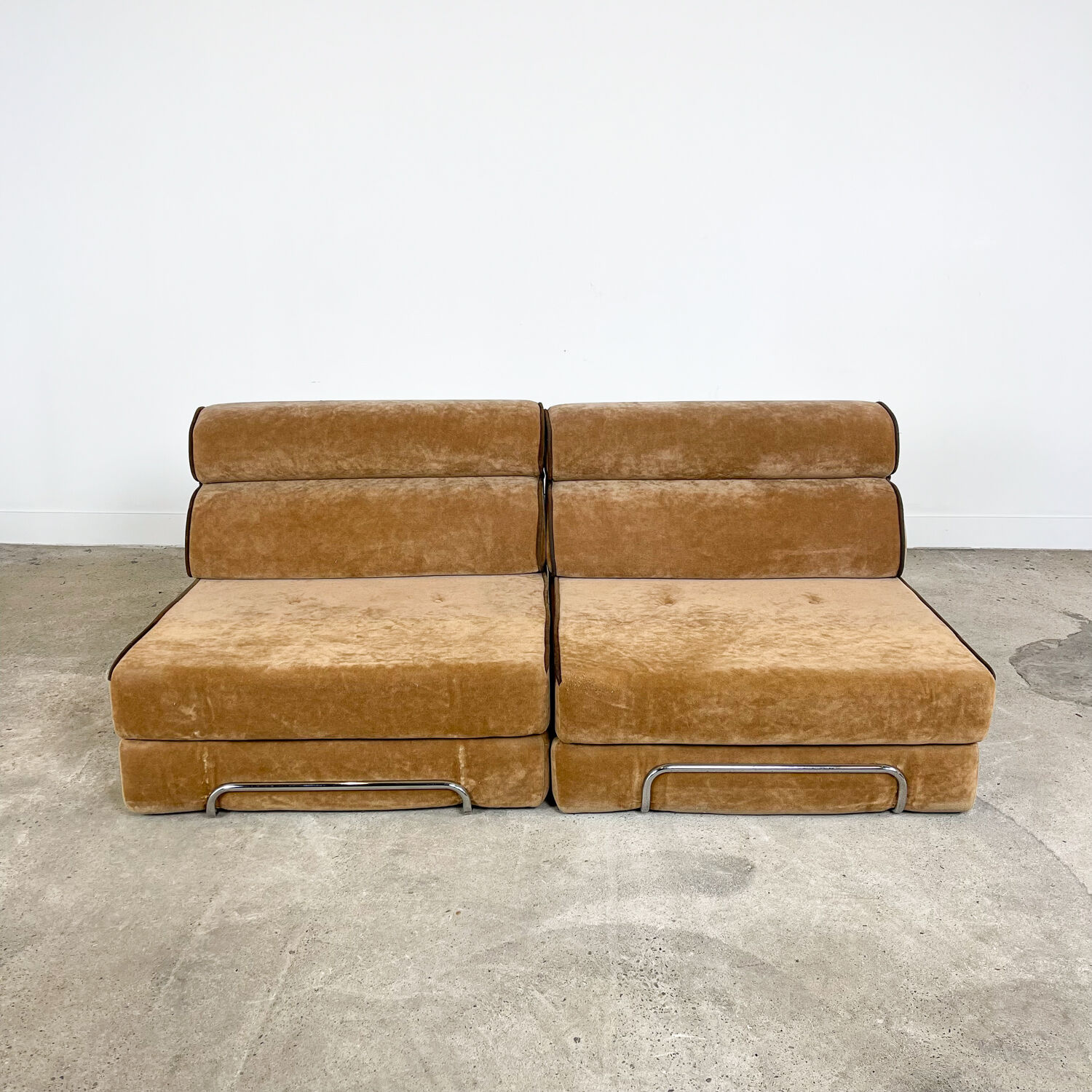 Vintage velvet two seater daybed design sleeper sofa