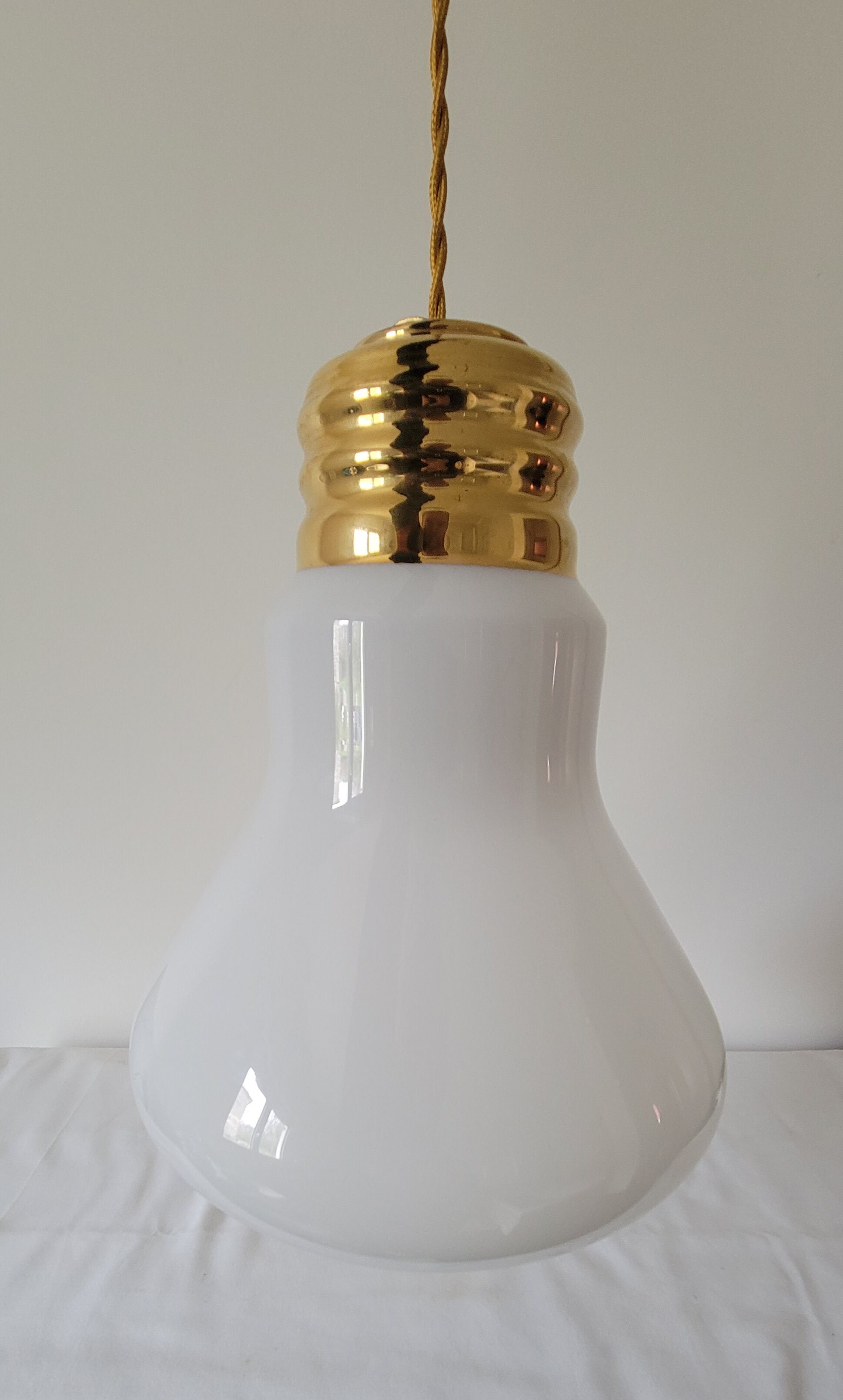 Opaline suspension in the shape of an eagle