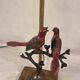 Lampe de table vintage en métal bronze avec oiseaux cardinaux sur branches