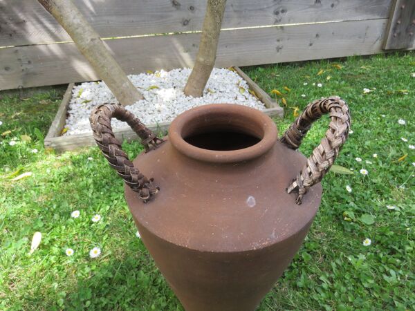 Pot de fleurs en terre cuite, anses en rotin années 30 40