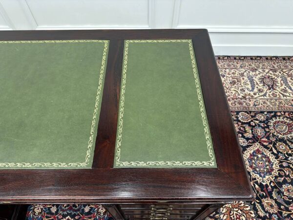 Bureau Chesterfield anglais classique
