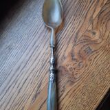 Serving cutlery