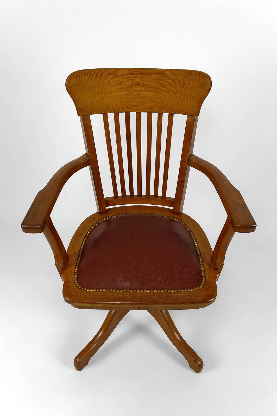 American swivel office armchair in oak, with leather seat, USA, Circa 1900