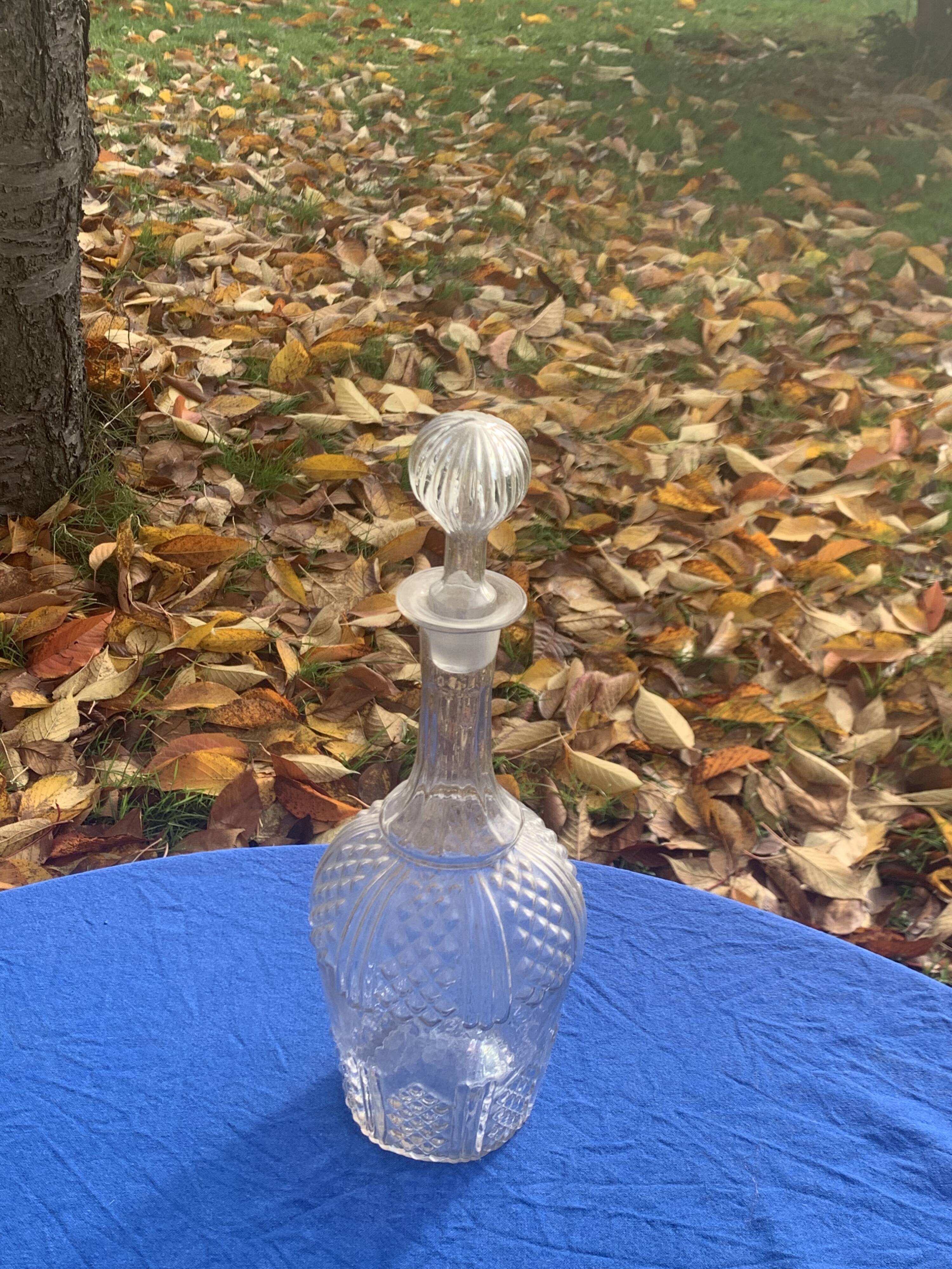 Elegant service consisting of a carafe, 3 wine glasses and 6 diamond pattern aperitif glasses