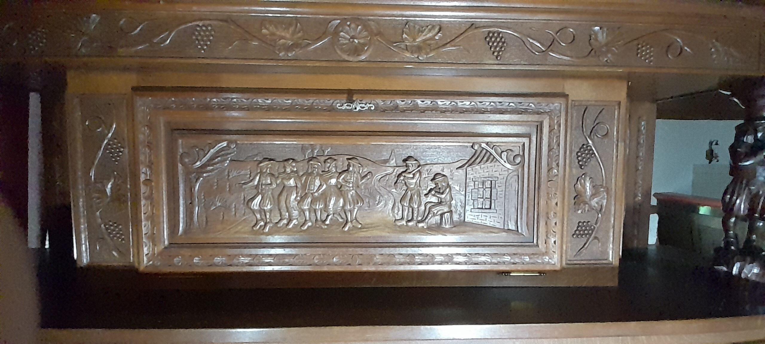 Breton furniture buffet 2 body carved by a Breton craftsman in oak with 2 keys