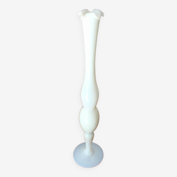 Vase en opaline blanc dentelé élancé années 50-60