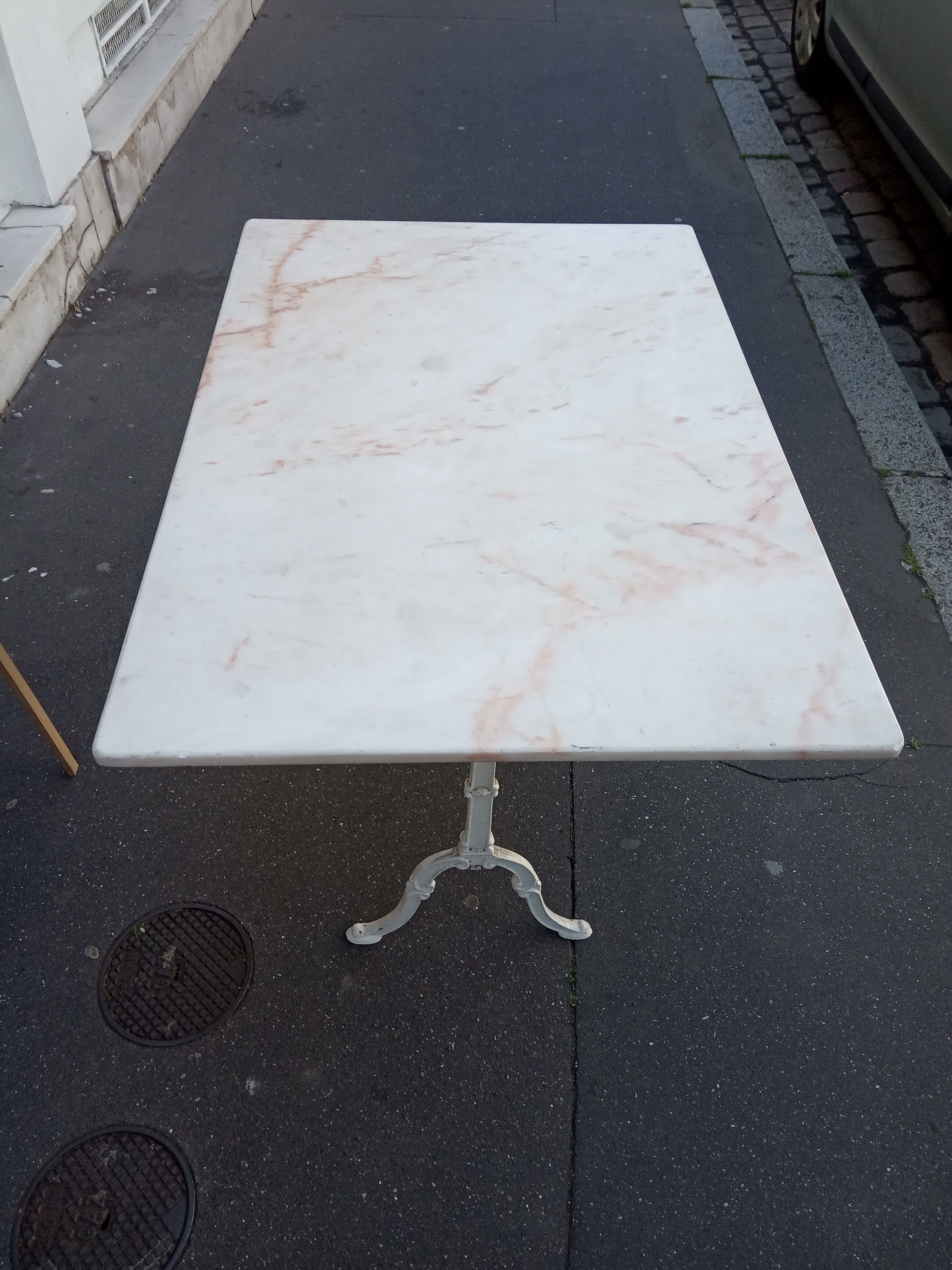 White bistro table in marble and cast iron