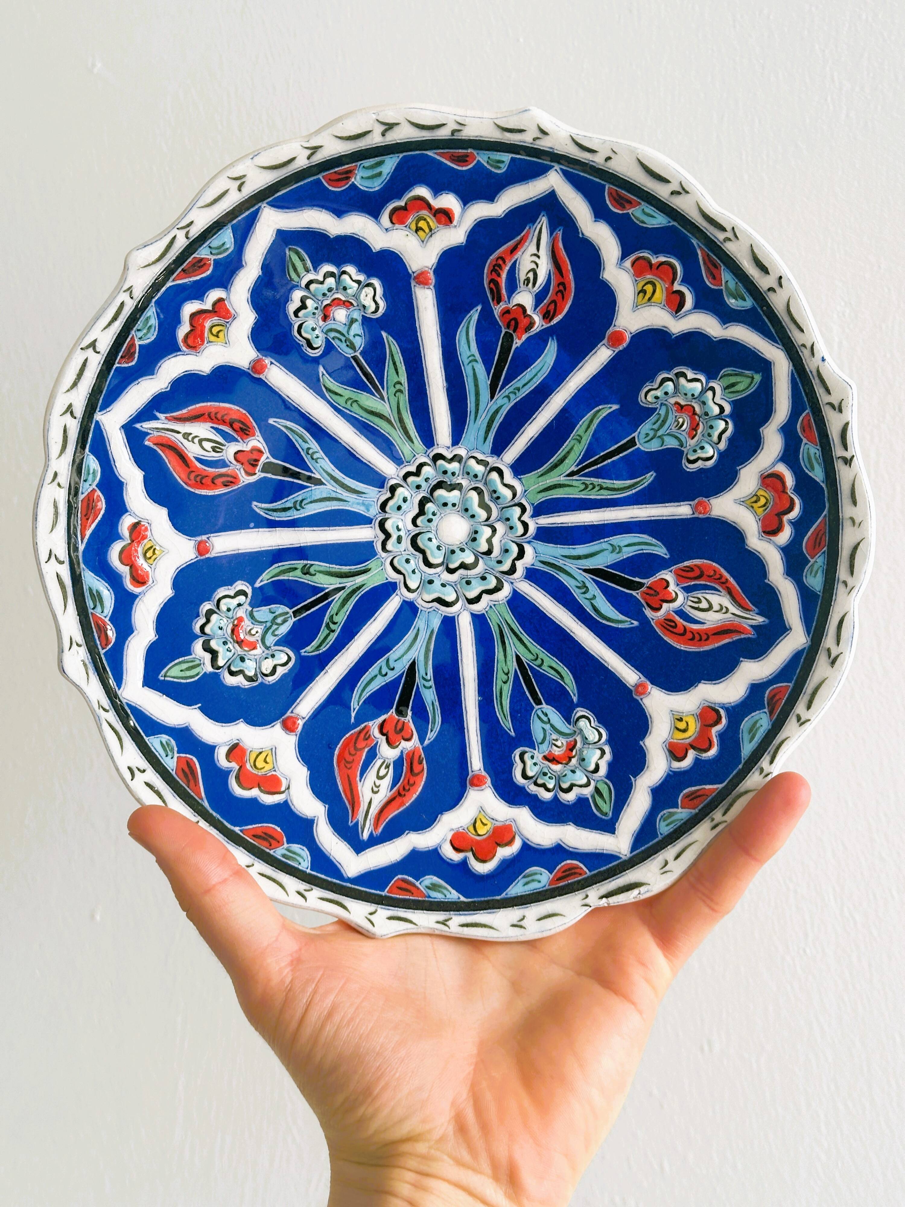 Decorative plate in glazed ceramic