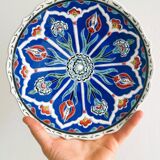 Decorative plate in glazed ceramic