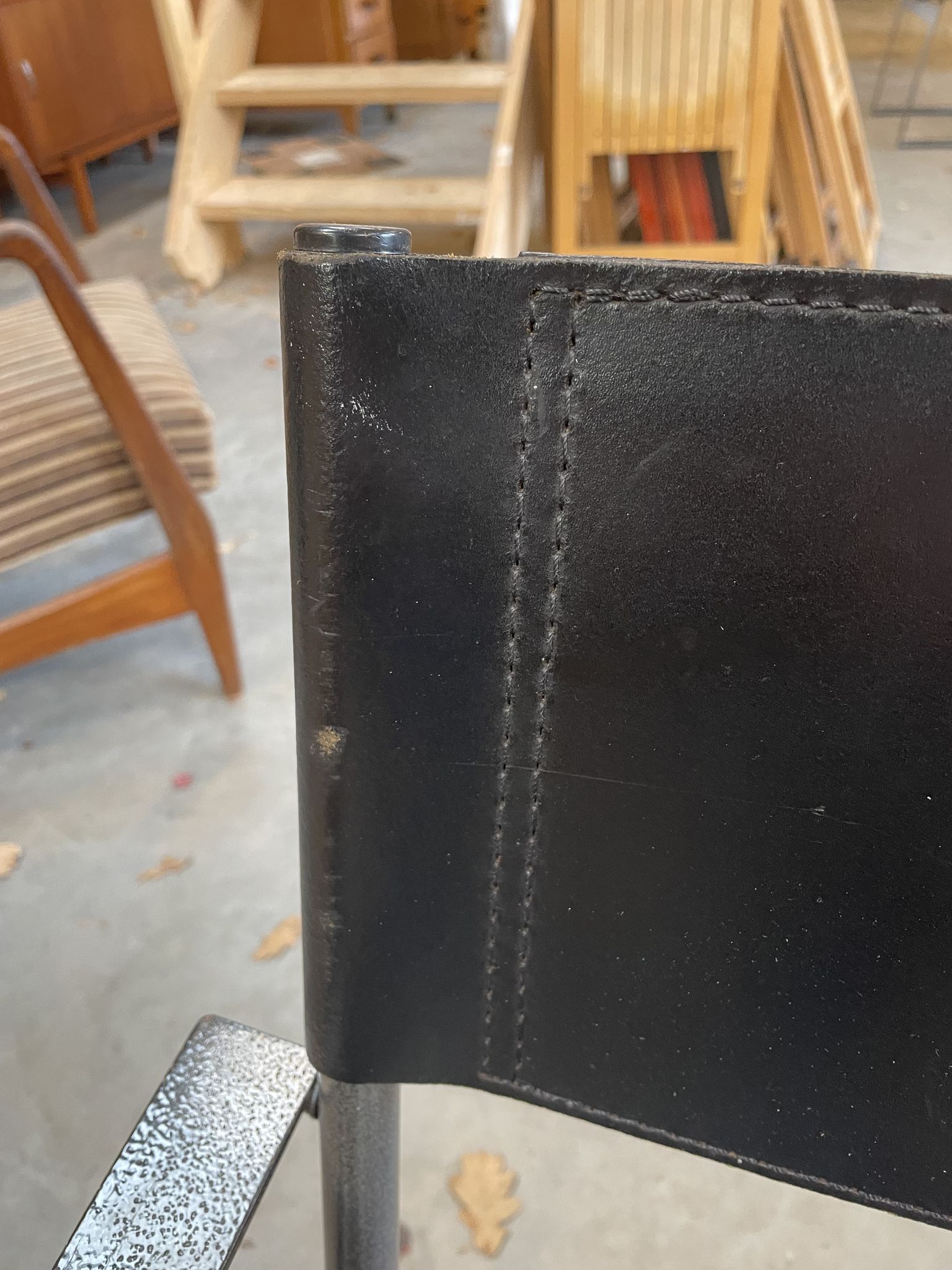 Chaise vintage en cuir et acier noir des années 1970