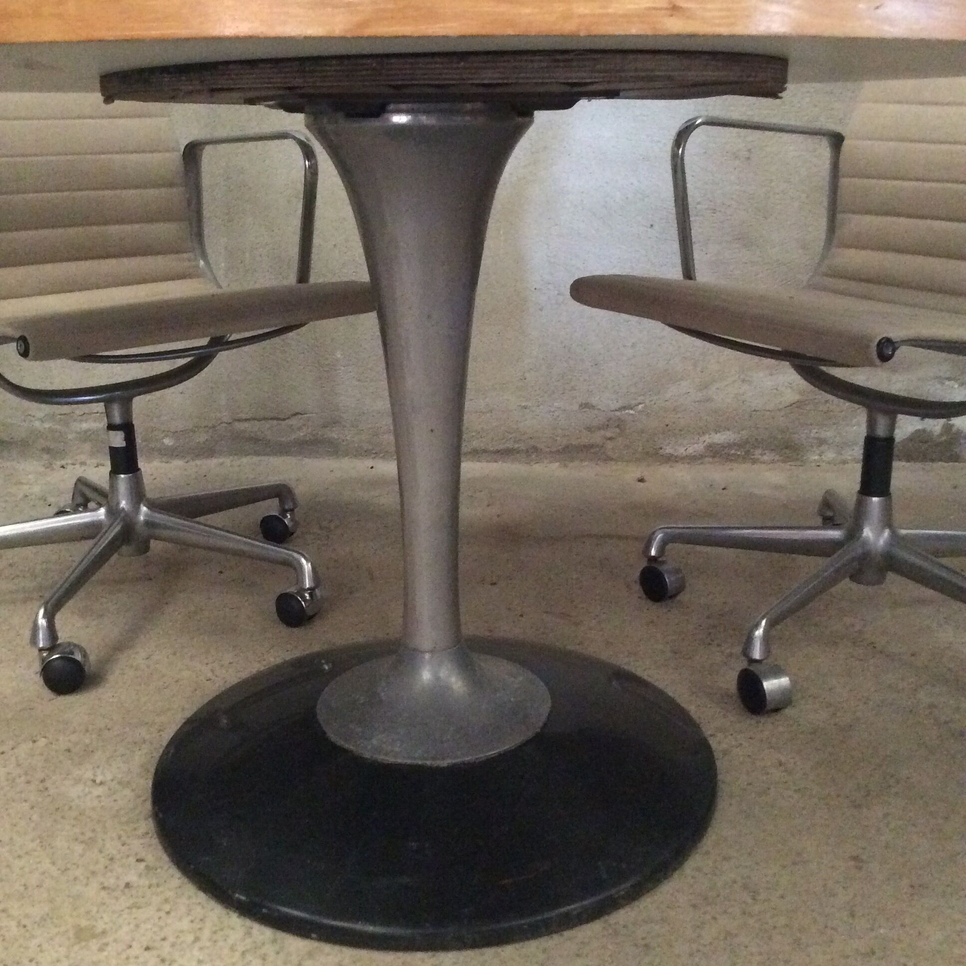 Round dining table foot tulip metal 1970