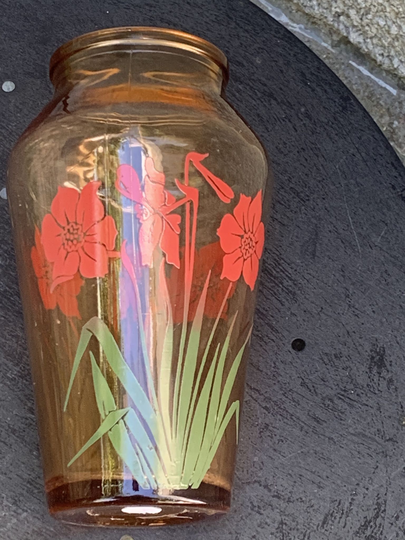 Vase en verre rose à fleurs rouges vintage