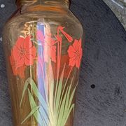 Vase en verre rose à fleurs rouges vintage