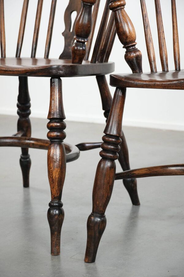 Ensemble antique anglais de 2 chaises Windsor avec du caractère, belle coloration.