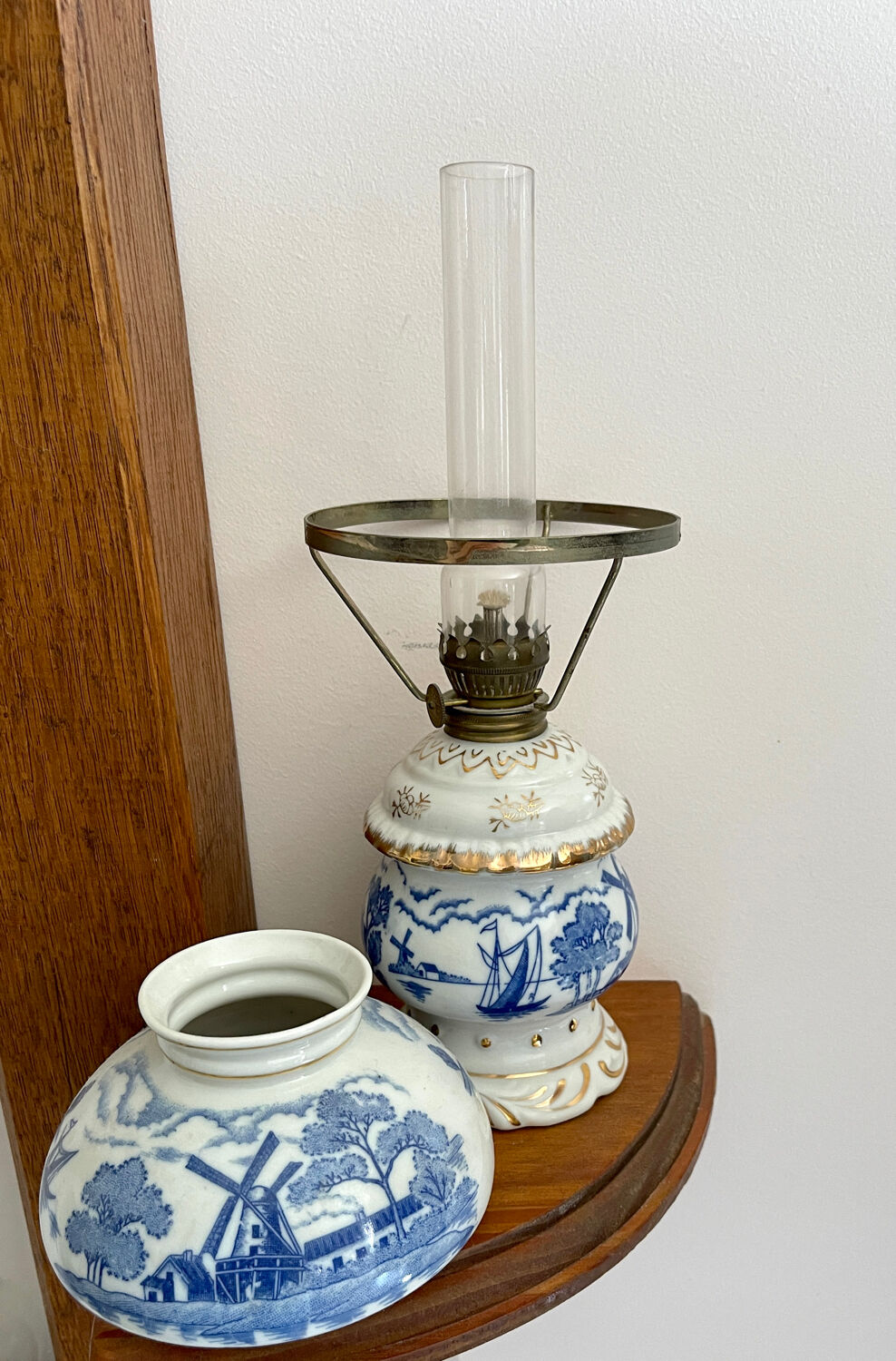 Lampe à pétrole en porcelaine de delphe