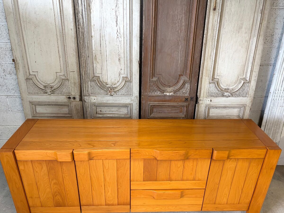 Enfilade en orme massif circa 1970-80 attribuée à Maison REGAIN