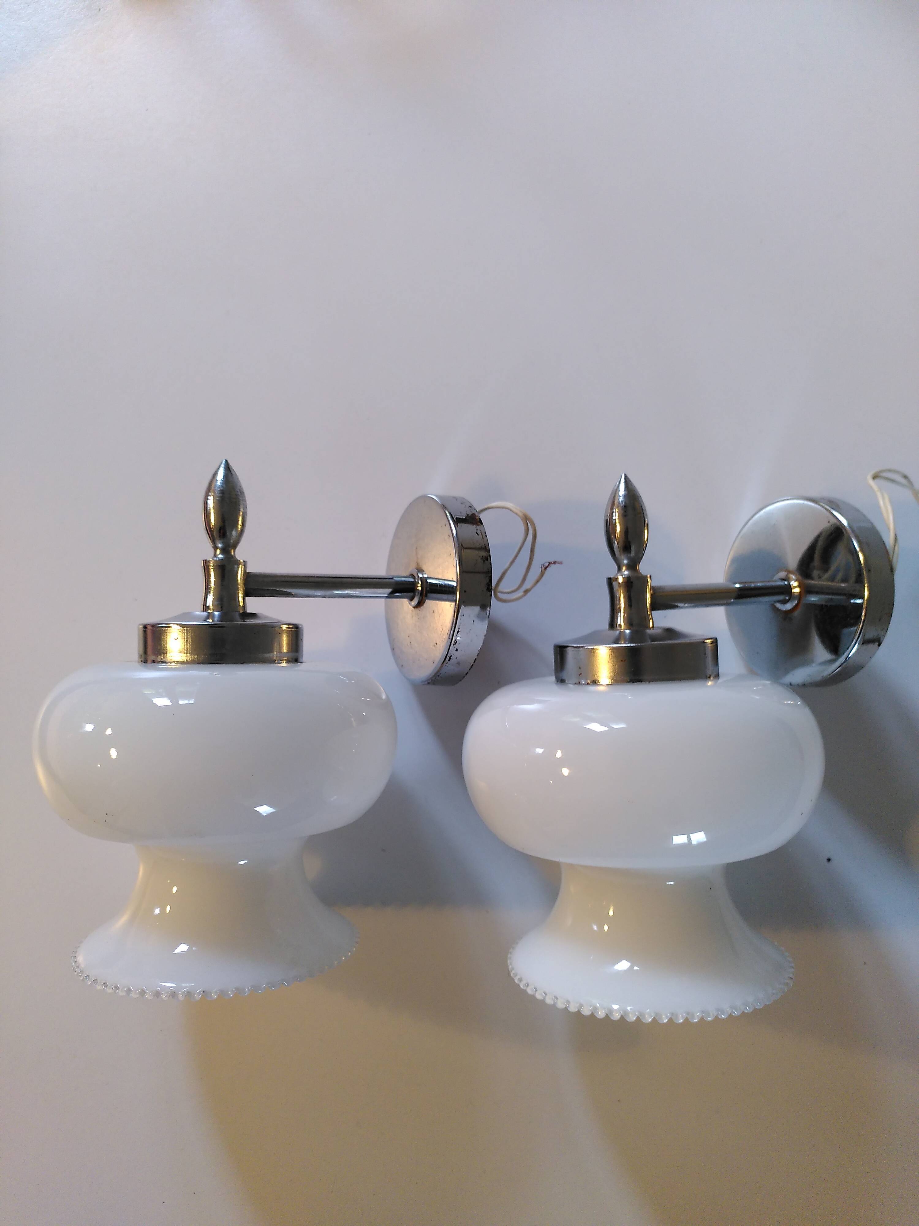 Paire d'appliques opaline