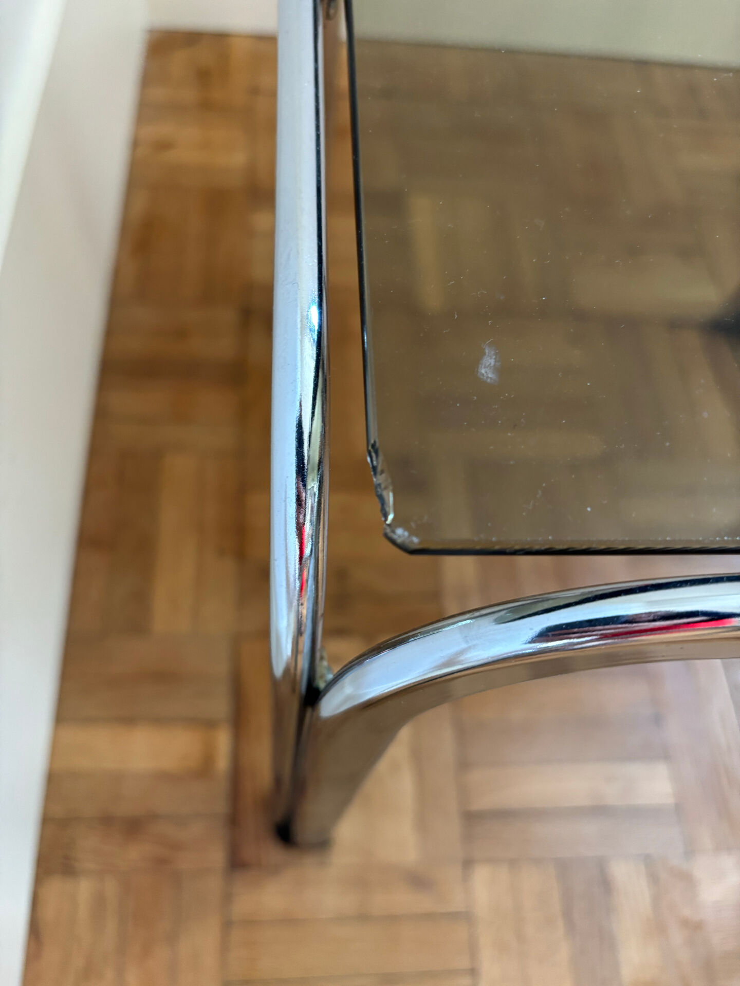 Duo de tables basses chrome et verre fumé