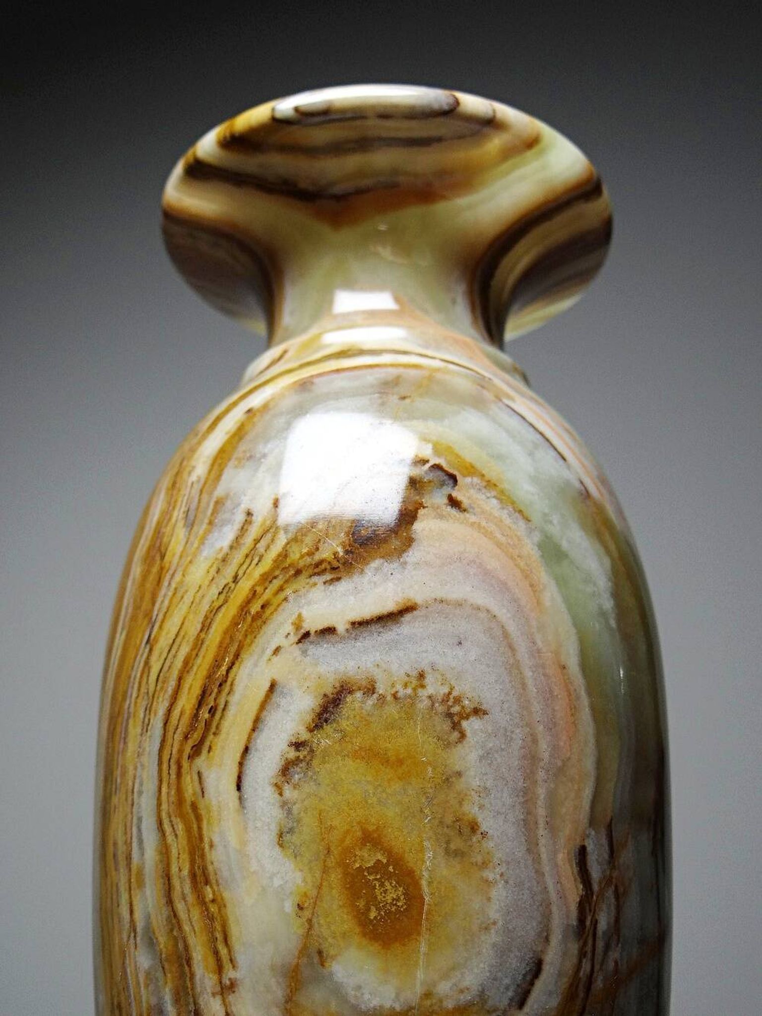 A pair of vintage baluster vases in green striped onyx from Italy, mid-century.