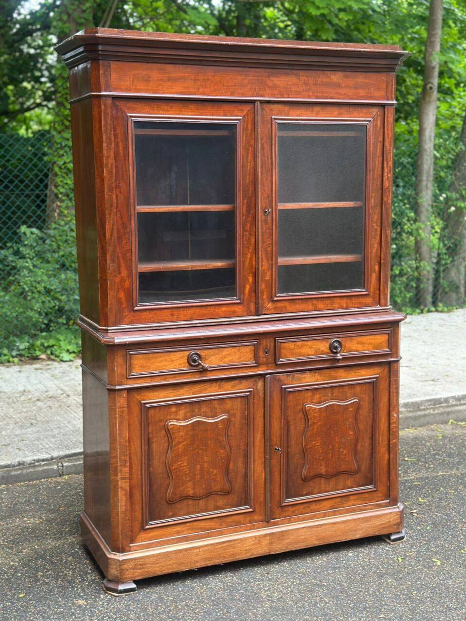 Bibliothèque vitrée style Louis Philippe du XIXème siècle en bois massif