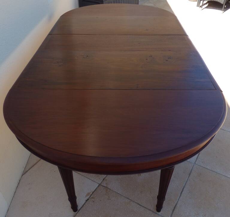 Table en acajou extensible  à 6 pieds fuselés et canelé style louis XVI