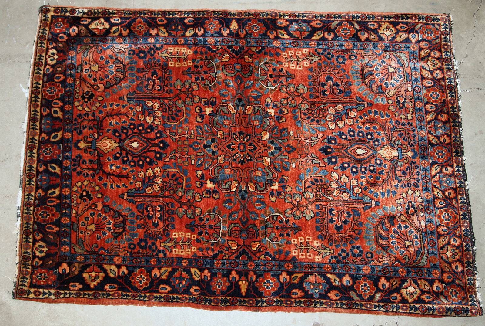 Handmade antique Persian Sarouk rug 3.4' x 5.3' (103cm x 161cm) 1920s - 1B697