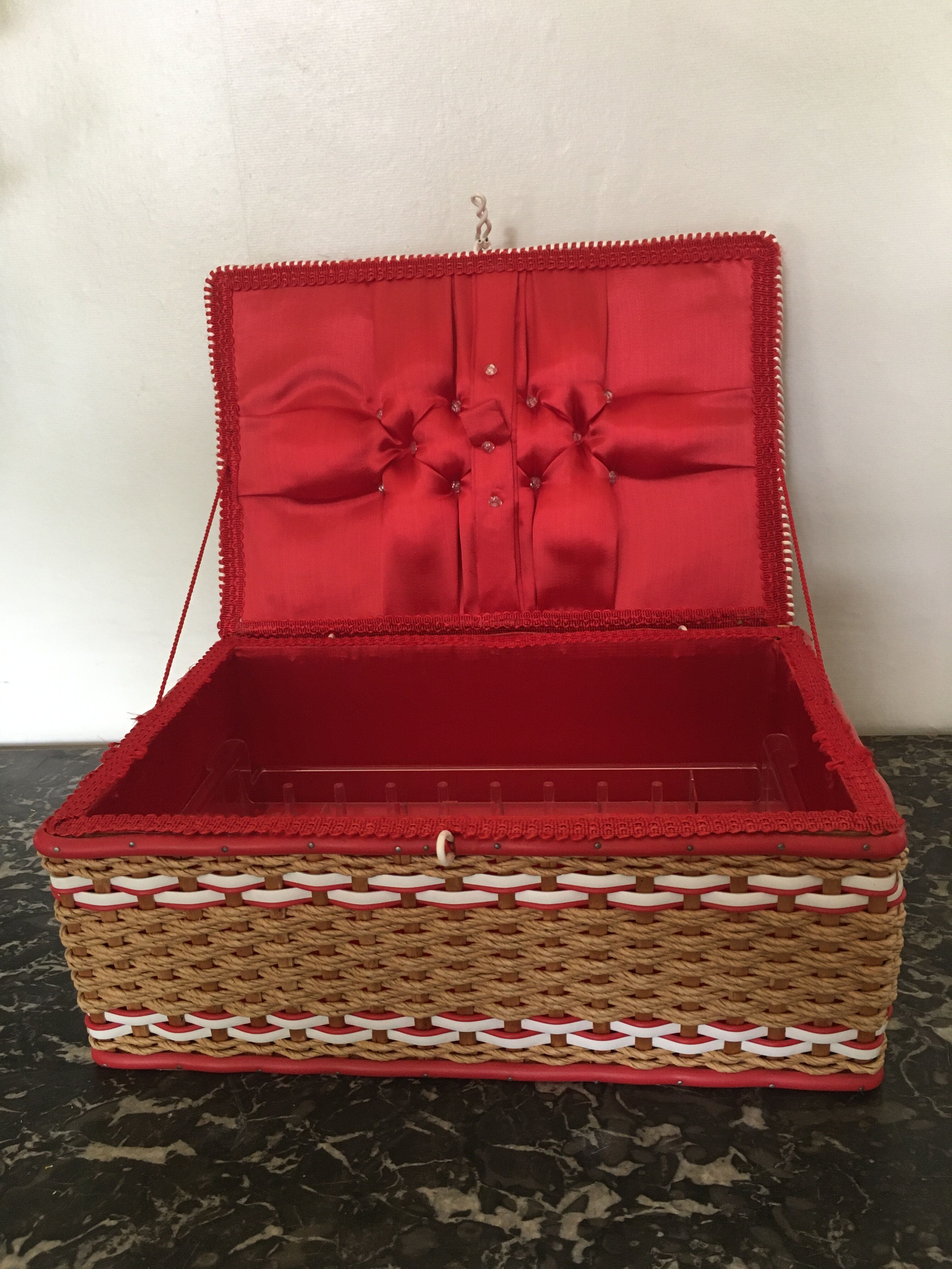 Scoubidou sewing box