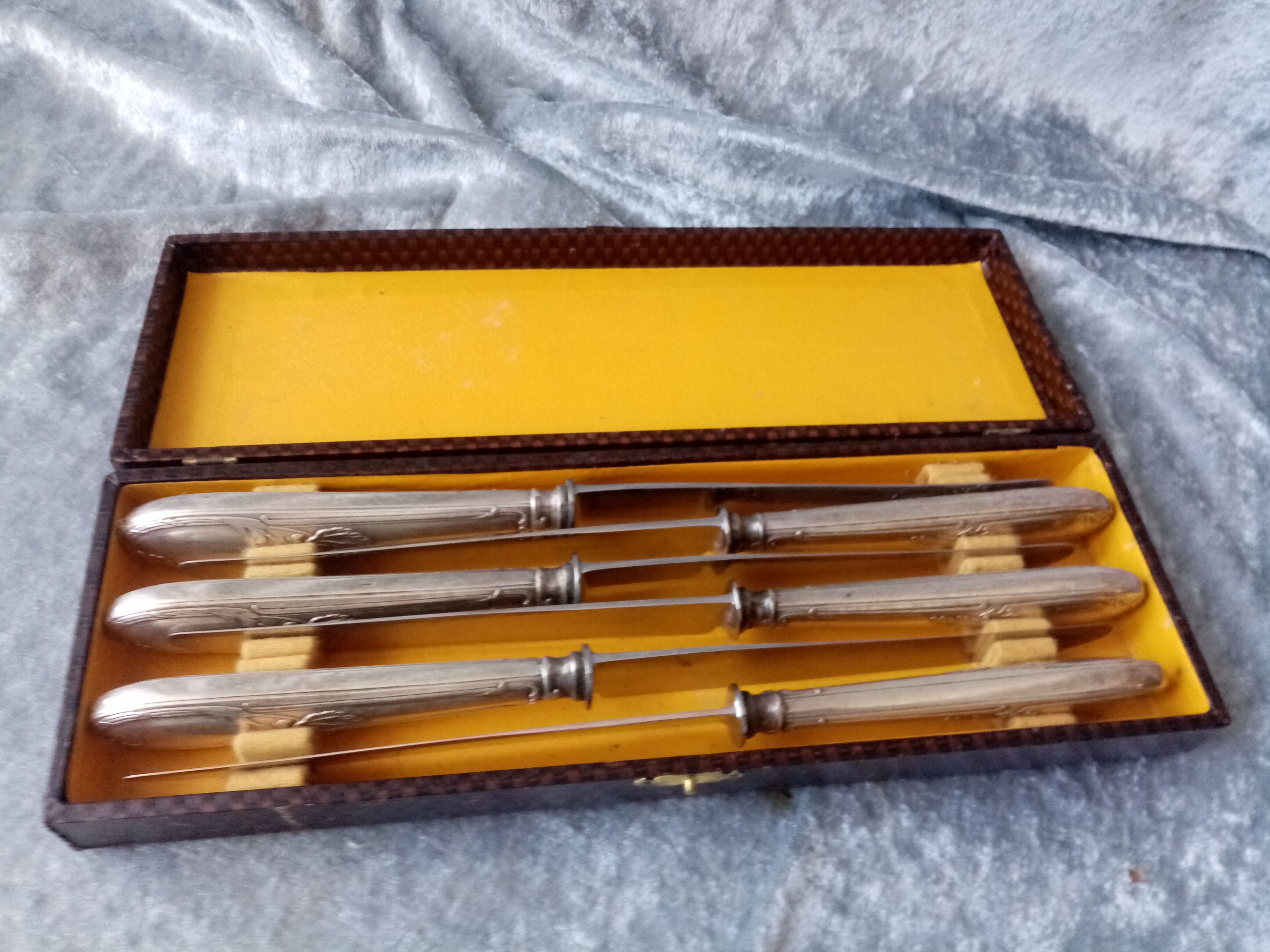 Box of 6 table knife steel blade and silver handle