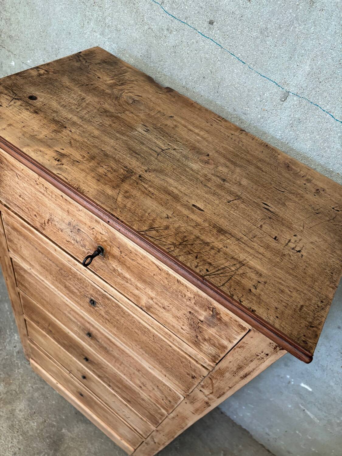 Matt varnished wooden chest of drawers